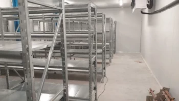 Cold room racking in cold room