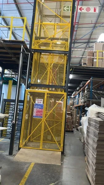 Goods hoist lift